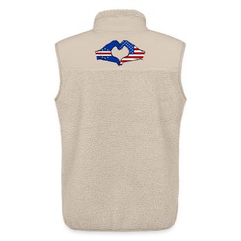 Kap Verde USA Flagge Hände Herzform  - Unisex Sherpaweste von Stanley/Stella - Beige - Hinten - AI Model Male 178 light (178cm)
