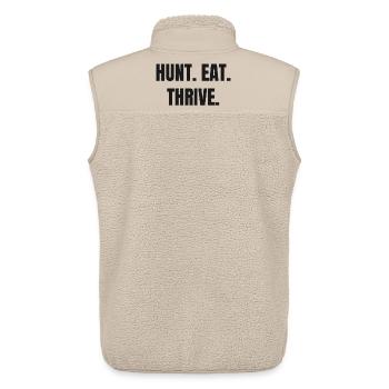 HUNT. MANGE. PROSPÉRER. Carnivore et mode de vie ancestral - Veste sans manches sherpa unisexe Stanley/Stella - beige - Dos - AI Model Male 178 light (178cm)