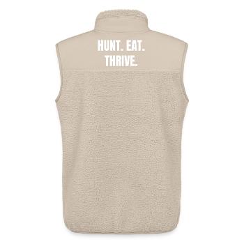 HUNT. MANGE. PROSPÉRER. Chasseurs de carnivores et fans de steak - Veste sans manches sherpa unisexe Stanley/Stella - beige - Dos - AI Model Male 178 light (178cm)