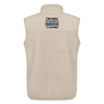 Être parfait, c’est être Charentais - Veste sans manches sherpa unisexe Stanley/Stella - beige - Dos - AI Model Male 178 light (178cm)