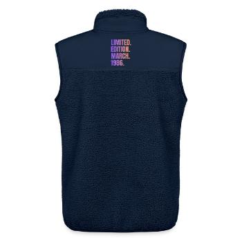 März 1986 Jahr 1986 Retro 1986 Limitierte Ausgabe - Unisex Sherpaweste von Stanley/Stella - Navy - Hinten - AI Model Male 178 light (178cm)