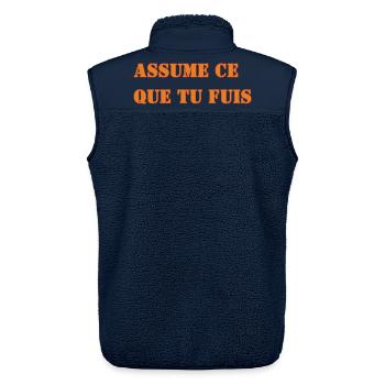 ASSUME CE QUE TU FUIS - Veste sans manches sherpa unisexe Stanley/Stella - marine - Dos - AI Model Male 178 light (178cm)