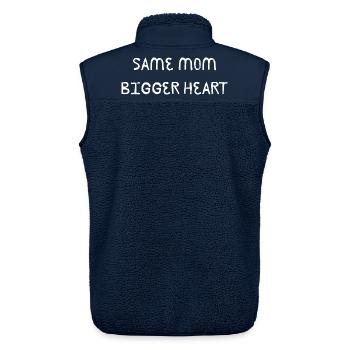 Same Mom Bigger Heart - Unisex Sherpaweste von Stanley/Stella - Navy - Hinten - AI Model Male 178 light (178cm)
