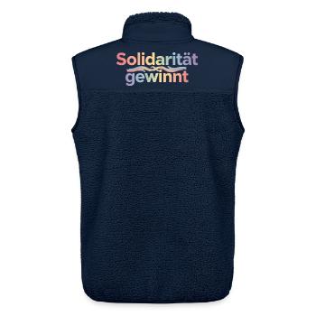 Solidarität Gewinnt Pastel Hoodie Demonstration - Unisex Sherpaweste von Stanley/Stella - Navy - Hinten - AI Model Male 178 light (178cm)