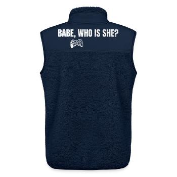 Babe Who Is She Gamer Spruch - Unisex Sherpaweste von Stanley/Stella - Navy - Hinten - AI Model Male 178 light (178cm)