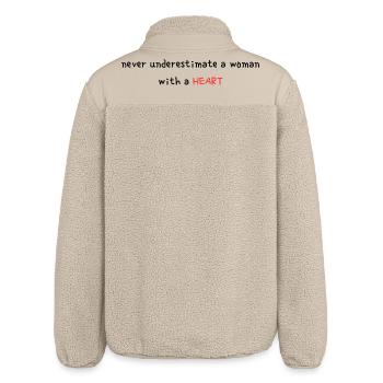 Never Underestimate A Woman With A Heart V Day - Relaxed Fit Unisex Sherpajacke von Stanley/Stella - Beige - Hinten