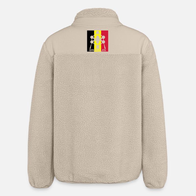 Atomium Brussels – Quadrat-Design mit belgischer Flagge - Relaxed Fit Unisex Sherpajacke von Stanley/Stella - Beige