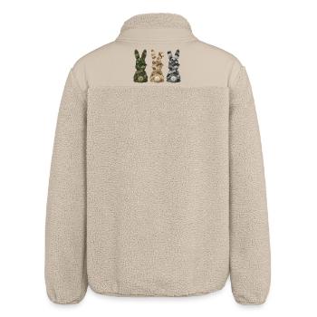3 Hasen von hinten in einer Reihe Cap Tarnfarben  - Relaxed Fit Unisex Sherpajacke von Stanley/Stella - Beige - Hinten