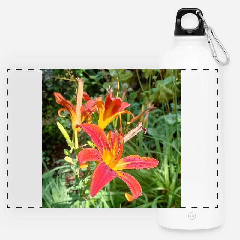 RED LILY WITH MORNING DEW - Panoramic Drinks Bottle with Carabiner 750 ml - white