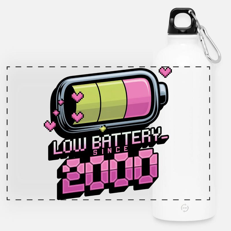 Y2K Retro – Low Battery Since 2000 - Panorama Trinkflasche mit Karabiner 750 ml - Weiß