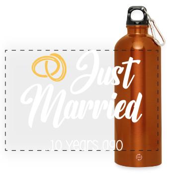 Just Married 10 Years Marriage Married Anniversary - Panoramic Drinks Bottle with Carabiner 750 ml - burnt orange - Front