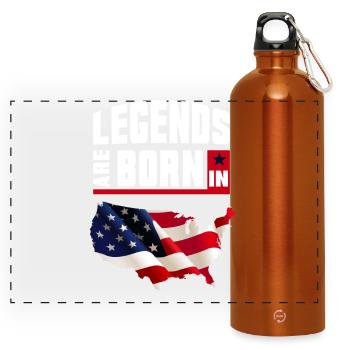 Legenden sind in USA geboren / Flagge Geschenk - Panorama Trinkflasche mit Karabiner 750 ml - Orange - Vorne
