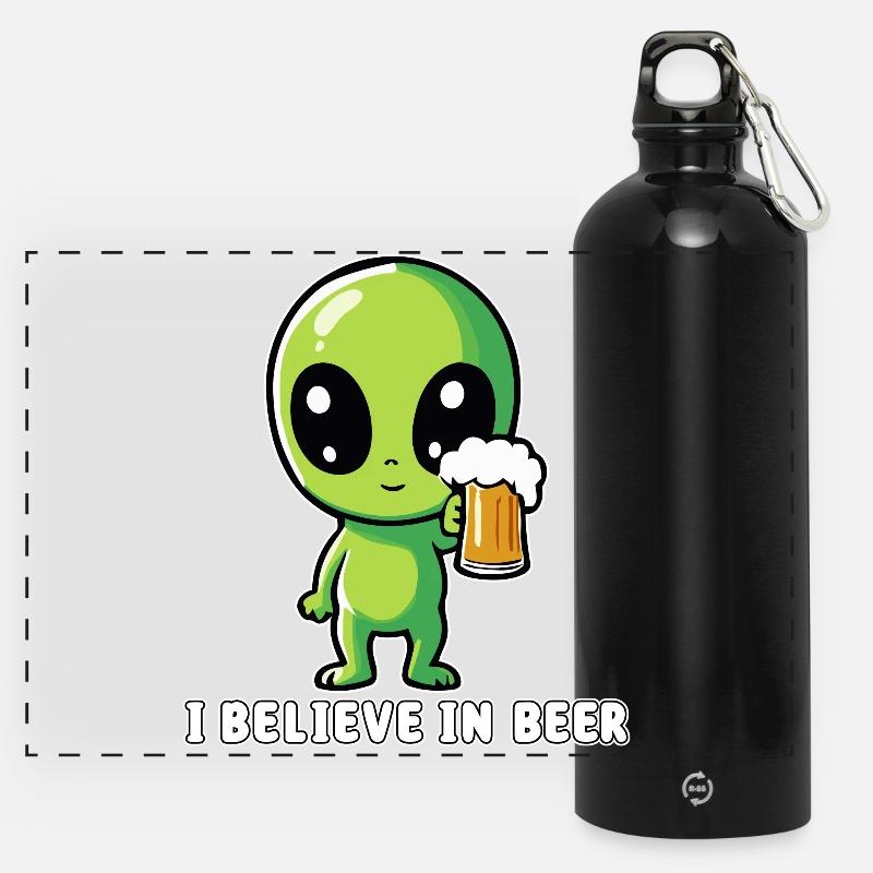 ALIEN with beer "I believe in beer" - Panoramic Drinks Bottle with Carabiner 750 ml - black
