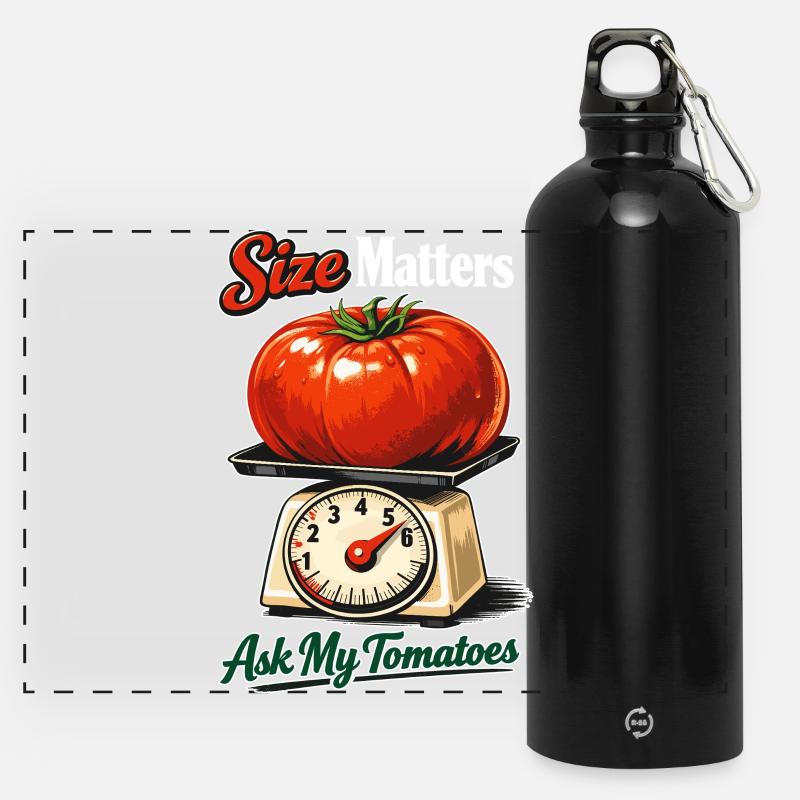 Size Matters: Funny giant tomato on scales - Panoramic Drinks Bottle with Carabiner 750 ml - black