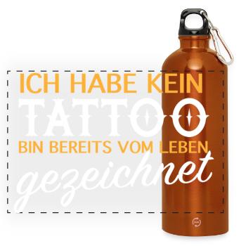 Kein Tattoo, vom Leben gezeichnet - Panorama Trinkflasche mit Karabiner 750 ml - Orange - Vorne