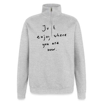 Tout simplement profiter - Sweat à zip 1/4 - gris chiné - Devant - AI Model Female 172 light (172cm) & AI Model Male 178 dark (178cm)