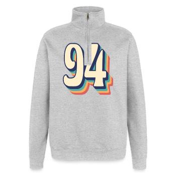 T-Shirt rétro Vintage numéro 94 quatre-vingt-quatorze - Sweat à zip 1/4 - gris chiné - Devant - AI Model Female 172 light (172cm) & AI Model Male 178 dark (178cm)