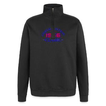 1956 Limitierte Klassik - Quarter-Zip-Sweatshirt - Schwarz - Vorne - AI Model Female 172 light (172cm) & AI Model Male 178 dark (178cm)