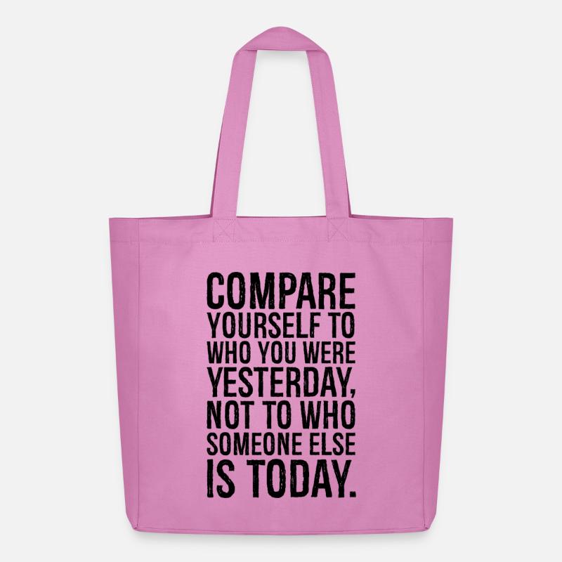 Vergleiche dich mit dem, was du gestern warst, nicht - Midweight recycelter Stoffbeutel von Stanley/Stella - Pink