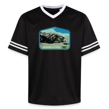 Pyrenäen-Landschafts-Wappenschild: Authentische Natur - Unisex Football Style Mesh T-Shirt - Schwarz/Weiß - Vorne - AI Model Female 172 light (172cm) & AI Model Male 185 light (185cm)
