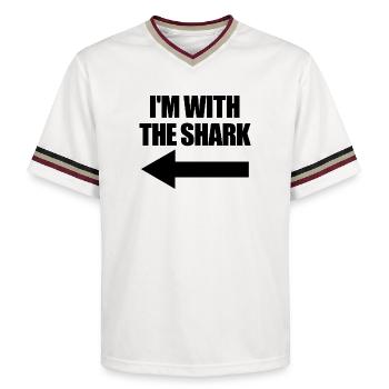Hai-Kostüm für Kinder – Eltern: Ich bin mit dem Ha - Unisex Football Style Mesh T-Shirt - Offwhite/Bordeaux - Vorne - AI Model Male 178 light (178cm) & AI Model Male 178 dark (178cm)