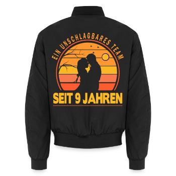 9 Jahre Unschlagbares Team Liebesgeschenk Paar - Unisex Bomberjacke - Schwarz - Hinten - AI Model Male 185 light (185cm)