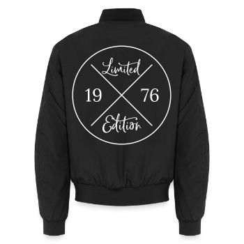 Limited edition 1976 - Geschenk 50. Geburtstag - Unisex Bomberjacke - Schwarz - Hinten - AI Model Male 185 light (185cm)