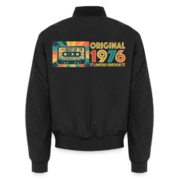 Retro Kassette 1976 Limitierte Edition - Unisex Bomberjacke - Schwarz - Hinten - AI Model Male 185 light (185cm)