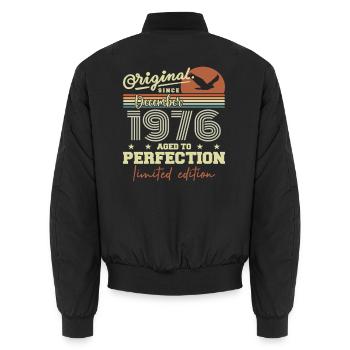 49. Geburtstag | Original Dezember 1976 - Unisex Bomberjacke - Schwarz - Hinten - AI Model Male 185 light (185cm)