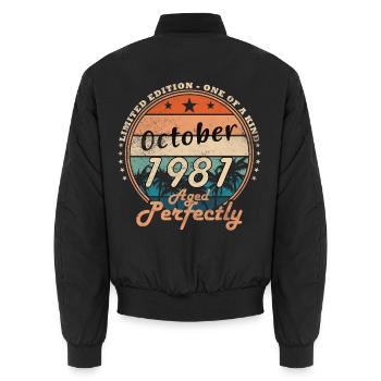 Vintage Oktober 1981 Retro-Ausgabe Oktober 1981 - Unisex Bomberjacke - Schwarz - Hinten - AI Model Male 185 light (185cm)