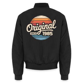Jahrgang 1985 Vintage Geburtstag Geschenk 1985  - Unisex Bomberjacke - Schwarz - Hinten - AI Model Male 185 light (185cm)