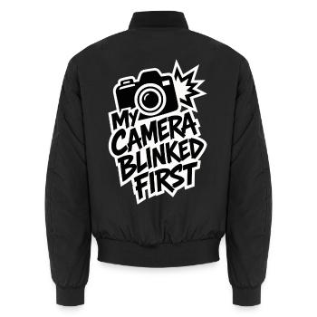 My Camera Blinked First – Fotografen Humor - Unisex Bomberjacke - Schwarz - Hinten - AI Model Male 185 light (185cm)