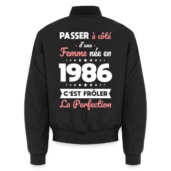 Née en 1986 – Frôler la perfection  - Bomber unisexe - noir - Dos - AI Model Male 185 light (185cm)