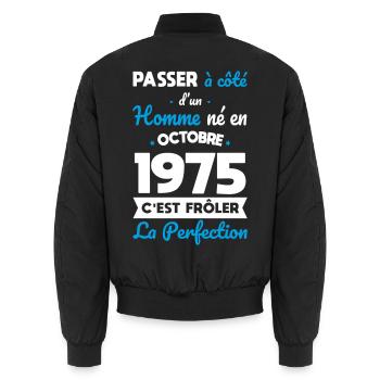 50. Geburtstag - geboren im Oktober 1975 - Unisex Bomberjacke - Schwarz - Hinten - AI Model Male 185 light (185cm)