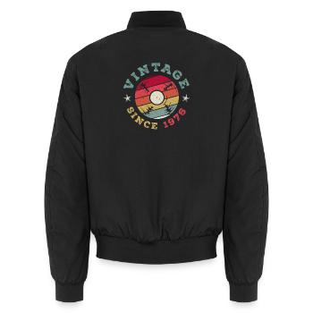 Vintage 1976 - Unisex Bomberjacke - Schwarz - Hinten - AI Model Male 185 light (185cm)