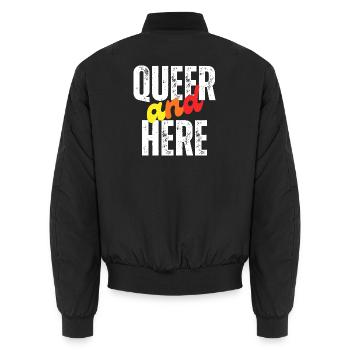 Mutiges queeres und stolzes Typografie-Design - Unisex Bomberjacke - Schwarz - Hinten - AI Model Male 185 light (185cm)
