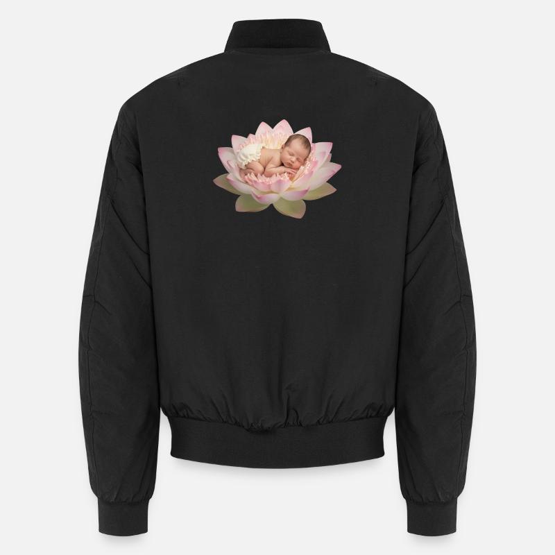 Baby mit Windel schläft auf geöffneter Lotusblüte Unisex Bomberjacke