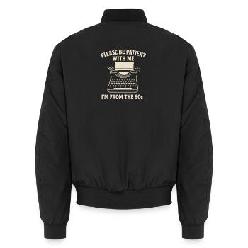 Lustiges Jahrgang 60er T-Shirt Geburtstagsgeschenk - Unisex Bomberjacke - Schwarz - Hinten - AI Model Male 185 light (185cm)