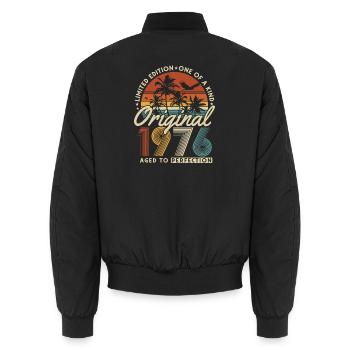 1976 Jahrgang Vintage 50. Geburtstag Geschenk - Unisex Bomberjacke - Schwarz - Hinten - AI Model Male 185 light (185cm)