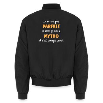 Nicht perfekt, aber mythos – typografischer Humor - Unisex Bomberjacke - Schwarz - Hinten - AI Model Male 185 light (185cm)