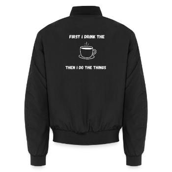 Zuerst trinke ich den Kaffee – dann mache ich die Dinge - Unisex Bomberjacke - Schwarz - Hinten - AI Model Male 185 light (185cm)