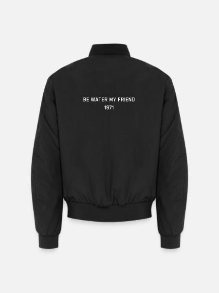 Be Water My Friend 1971 Zitat Flow Wisdom Shirt - Unisex Bomberjacke - Schwarz