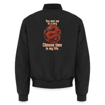 Du hast mich bei einem sehr chinesischen Zeitdrachen getroffen - Unisex Bomberjacke - Schwarz - Hinten - AI Model Male 185 light (185cm)