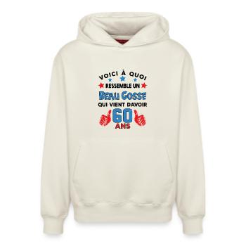 60 ans anniversaire homme cadeau humour drôle - Sweat à capuche unisexe décontracté en coton biologique – de SPREAD - blanc cassé - Devant - AI Model Female 172 dark (172cm) & AI Model Male 178 light (178cm)