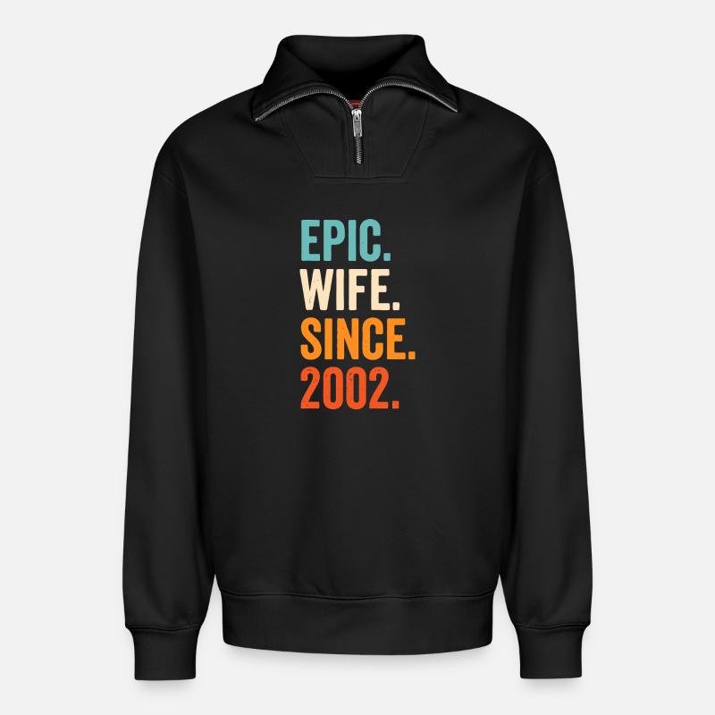 Epische Ehefrau seit 2002 - Relaxed Unisex Organic Half Zip Sweatshirt – von SPREAD - Schwarz