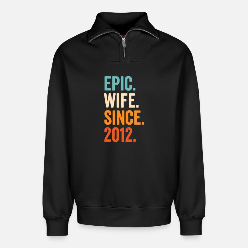 Epische Ehefrau seit 2012 - Relaxed Unisex Organic Half Zip Sweatshirt – von SPREAD - Schwarz