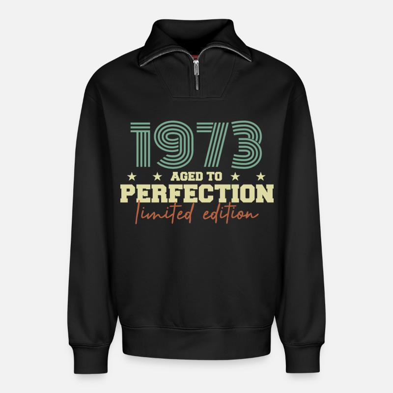 1973 - Relaxed Unisex Organic Half Zip Sweatshirt – von SPREAD - Schwarz