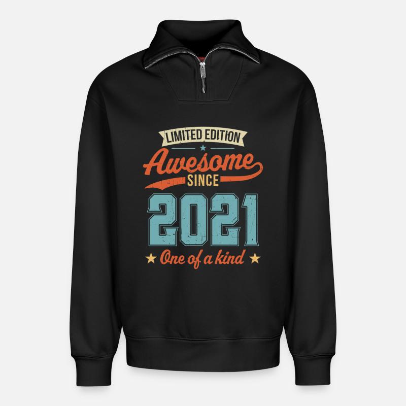 Genial seit 2021 - Relaxed Unisex Organic Half Zip Sweatshirt – von SPREAD - Schwarz