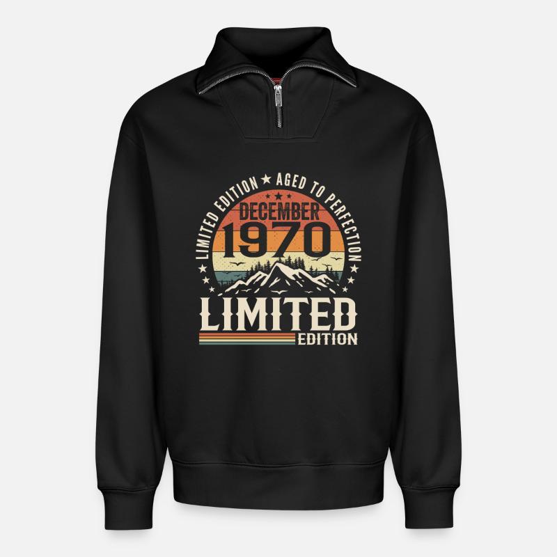 Dezember 1970 - Relaxed Unisex Organic Half Zip Sweatshirt – von SPREAD - Schwarz