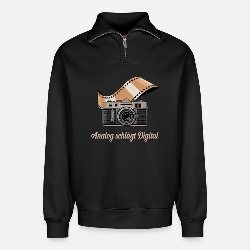 Analog schlägt Digital Retro Kamera - Relaxed Unisex Organic Half Zip Sweatshirt – von SPREAD - Schwarz